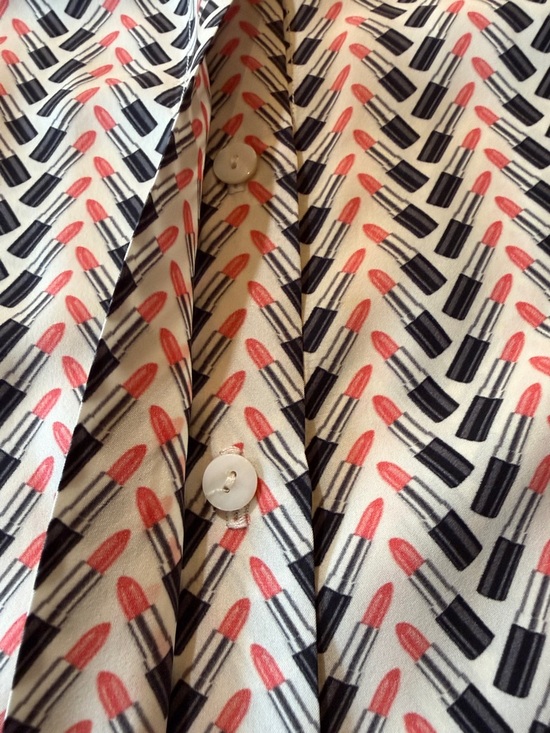 Iconic lipstick print Long-Sleeve Button-Up Shirt - Picture 4 of 6